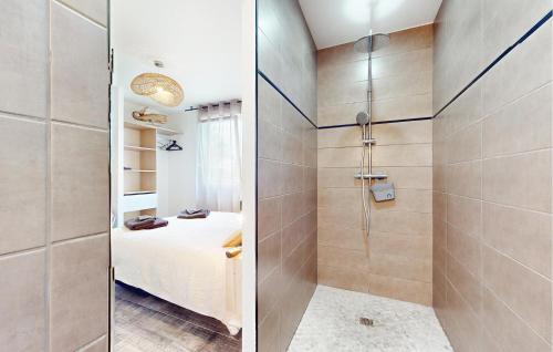a bathroom with a shower and a bedroom at Stunning Home In Angerville L'orcher in Angerville-lʼOrcher
