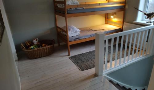 Cama o camas de una habitación en Gula huset i skogen- Skogsbruk & logi på Linderödsåsen