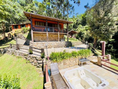 une maison avec une baignoire devant dans l'établissement Casa da Mel, à Itatiaia