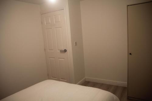 Ένα ή περισσότερα κρεβάτια σε δωμάτιο στο Comfy 2-bedroom Flat with Private Parking
