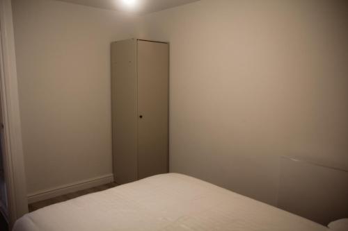 Ένα ή περισσότερα κρεβάτια σε δωμάτιο στο Comfy 2-bedroom Flat with Private Parking