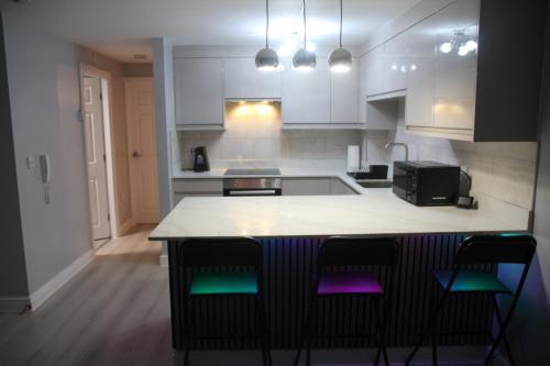 Η κουζίνα ή μικρή κουζίνα στο Comfy 2-bedroom Flat with Private Parking