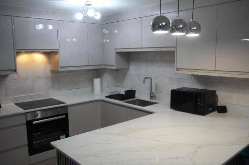 Η κουζίνα ή μικρή κουζίνα στο Comfy 2-bedroom Flat with Private Parking