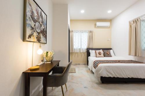 Postel nebo postele na pokoji v ubytování 35 Home4Stay Tanjong Bungalow Wedding BBQ Near Beach restaurant