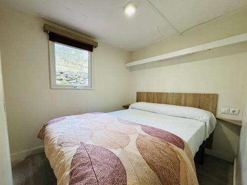 a small bedroom with a bed with a window at Bungalows Rurales Incluida Piscina 2 Columnas in Córdoba