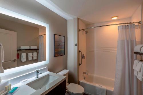 Bilik mandi di TownePlace Suites by Marriott Lexington Keeneland/Airport