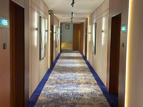 a hallway of a hotel with a carpeted corridor at Nelover Hafar-Serviced apartments in Hafr Al Baten