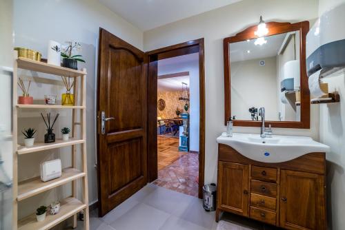 a bathroom with a sink and a mirror at Alrawda Resort in Risti°i
