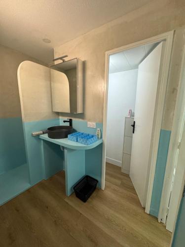 - une petite cuisine avec un évier et un miroir dans l'établissement studio 30m2 2 steps from everything, à Antibes