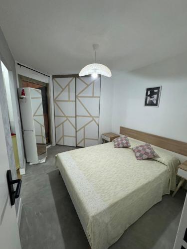 une chambre avec un grand lit et un lustre dans l'établissement studio 30m2 2 steps from everything, à Antibes
