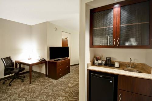 Кухня или мини-кухня в SpringHill Suites Louisville Airport

