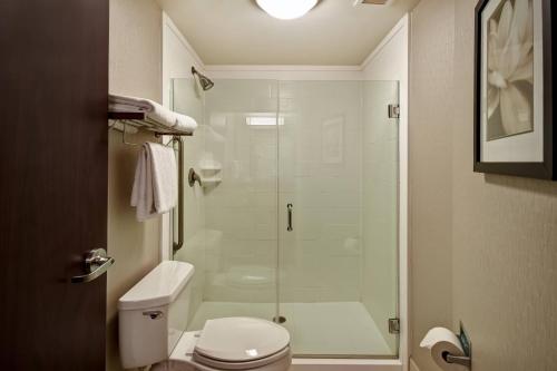Ванная комната в SpringHill Suites Louisville Airport