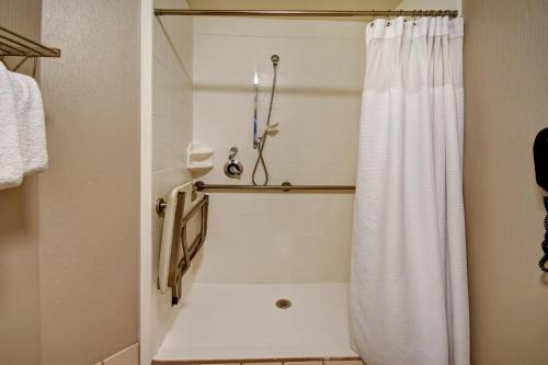 Ванная комната в SpringHill Suites Louisville Airport