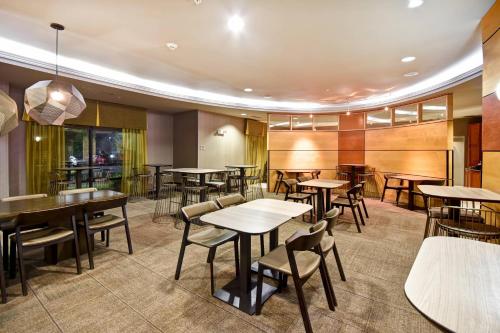 Ресторан / где поесть в SpringHill Suites Louisville Airport