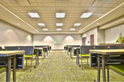 Бизнес-центр и/или конференц-зал в SpringHill Suites Louisville Airport