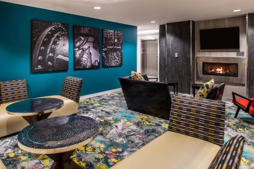 a living room with furniture and a fireplace at Residence Inn by Marriott Pittsburgh Oakland/University Place in Pittsburgh