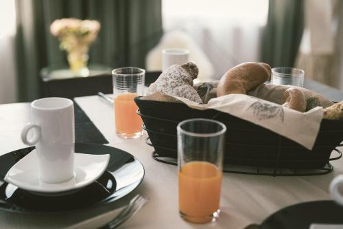a table with a basket of bread and orange juice at "Hunter's Suite"- at the heart of Hartberg I Parking in Hartberg