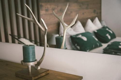 two green vases on a table with a bed at "Hunter's Suite"- at the heart of Hartberg I Parking in Hartberg