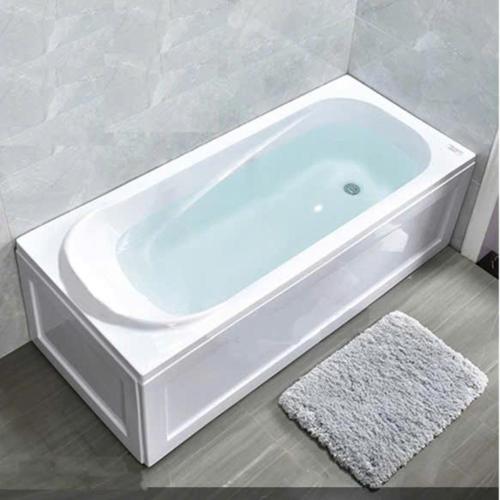 a white bath tub in a bathroom with a rug at HOMESTAY Hoàng GIa in Ấp Ông Tú