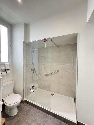 une salle de bain avec douche et toilettes dans l'établissement Un rez de jardin en plein centre, à Cannes