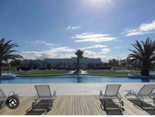 Πισίνα στο ή κοντά στο Casa com 5 suítes e piscina em condomínio Dubai