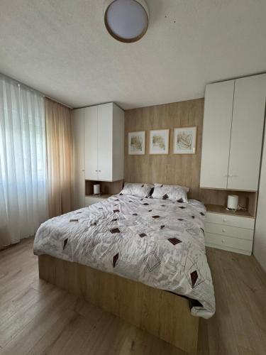 Ένα ή περισσότερα κρεβάτια σε δωμάτιο στο Mihail i Lina