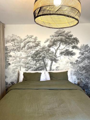 - une chambre avec un lit arboré sur le mur dans l'établissement Maison de ville avec piscine, à Châteaurenard