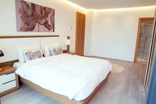 Una cama o camas en una habitación de Luxurious 3BR 2BA, 5-min to Beach, Large Terrace, High Floor