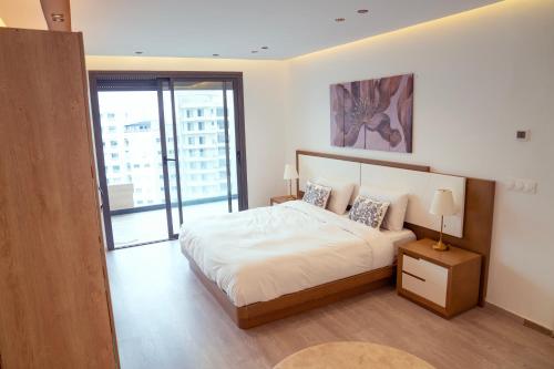 Una cama o camas en una habitación de Luxurious 3BR 2BA, 5-min to Beach, Large Terrace, High Floor