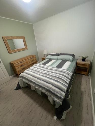 Un dormitorio con una cama con una manta a rayas. en Quiet Peaceful Neighborhood, en Eureka