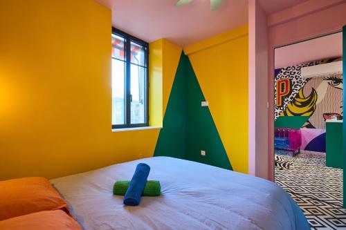 - une chambre dotée d'un lit avec un objet bleu dans l'établissement Appart InstaPOP'ART by La Villa Orange, à Carcassonne