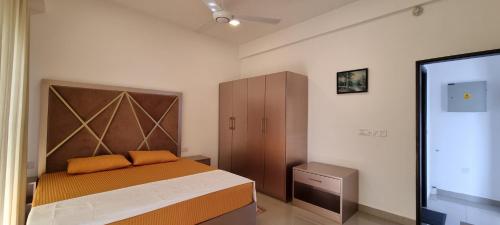 Ένα ή περισσότερα κρεβάτια σε δωμάτιο στο One bedroom 7th Floor Apartment in Ocean Breeze Hotel Residencies Negombo