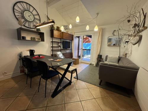 un salon avec une table et un canapé dans l'établissement Fermes St Foy F6 - Charmant 3 pièces, ski au pied - St Foy Tarentaise, à Sainte-Foy-Tarentaise
