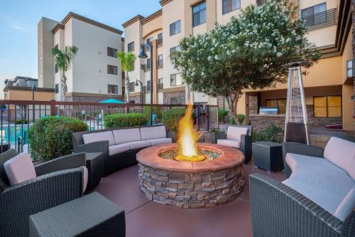 a fire pit in the middle of a patio at Residence Inn Phoenix NW/Surprise in Surprise