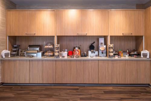 Kuchyň nebo kuchyňský kout v ubytování TownePlace Suites by Marriott San Bernardino Loma Linda