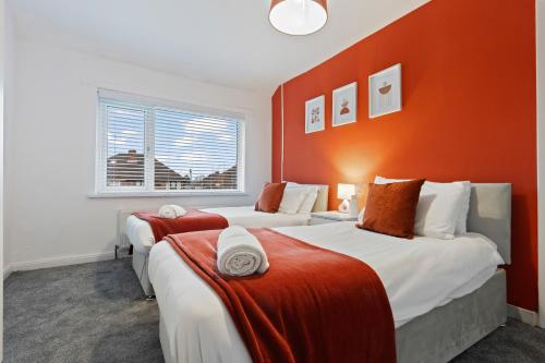 Postel nebo postele na pokoji v ubytování Modern 3 bedroom contractor house in Birmingham B23 with free parking and WiFi