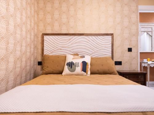 a bed with a pillow sitting on top of it at Apartamento Los Castillos 1I in Tordesillas