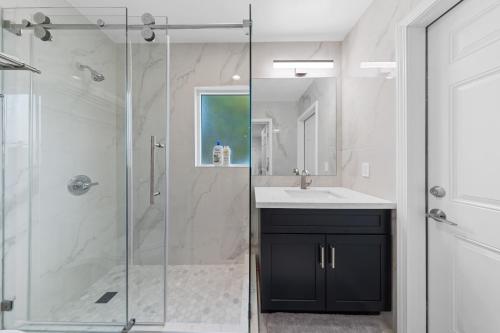 Ένα μπάνιο στο Cozy 3BR in San Gabriel