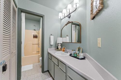 Ένα μπάνιο στο Walk-in Studio w Patio, Pets OK!