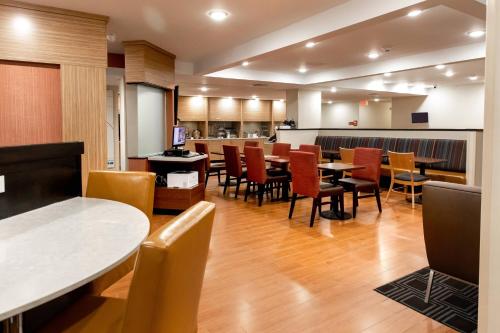Kuchyň nebo kuchyňský kout v ubytování TownePlace Suites by Marriott Louisville Airport