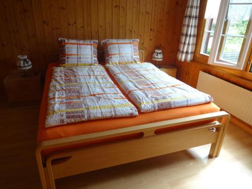 1 cama con 2 almohadas en una habitación en Seeli, en Hofstetten 