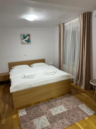 a bedroom with a bed and a window at Casa Anna in Borşa