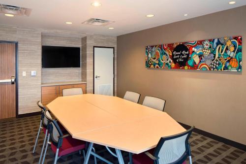 a conference room with a table and chairs at TownePlace Suites by Marriott Austin Round Rock in Round Rock