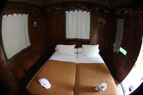 Giường trong phòng chung tại Omah Garengpoeng Guest House