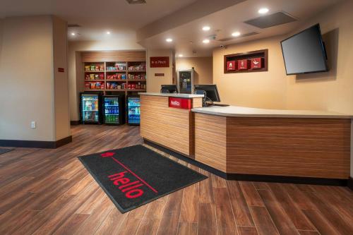 a lobby with a bar with a tv on the wall at TownePlace Suites by Marriott Toledo Oregon in Oregon
