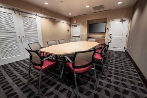 a conference room with a table and chairs at TownePlace Suites by Marriott Toledo Oregon in Oregon