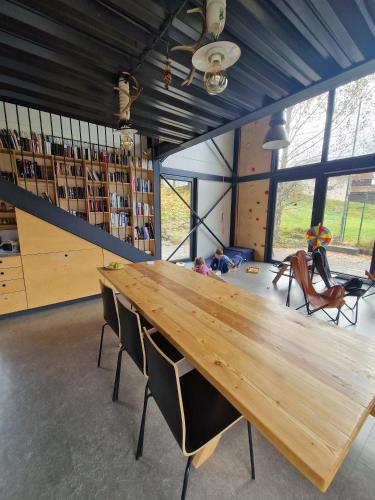 Ruang duduk di IRON LODGE Banský Studenec