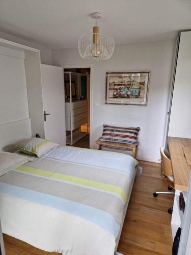 une petite chambre avec un lit et une chaise dans l'établissement Central, quiet not overlooked, à La Baule