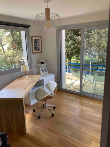 un bureau à domicile avec un bureau et une chaise dans l'établissement Central, quiet not overlooked, à La Baule