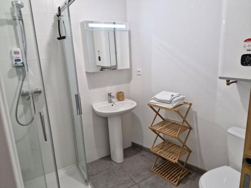 Ένα μπάνιο στο Logement confortable au cœur d'un village paisible